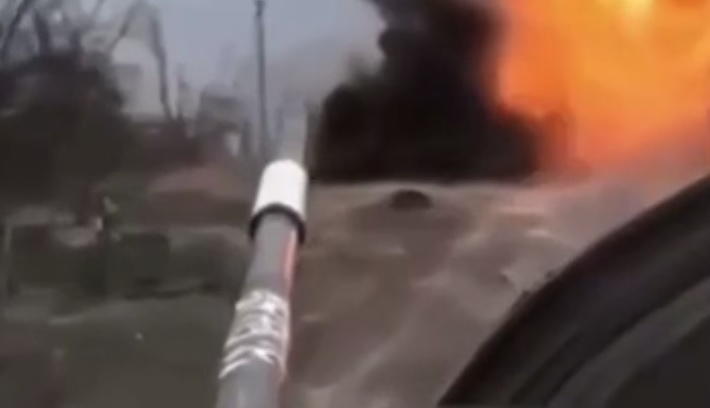 Warleaks 00053 - Załoga rosyjskiego czołgu cudem przeżywa trafienie pociskiem kierowanym