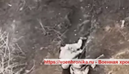 Warleaks 00075 Moment trafienia w głowę ukraińskiego żołnierza.