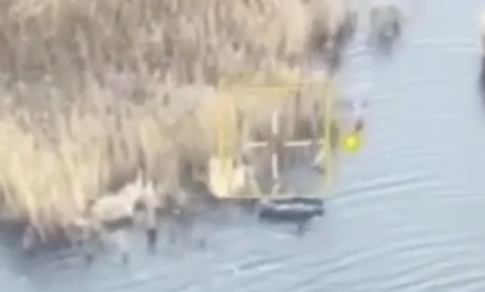Warleaks 00077 W okolicy Chersonia cywil łowił sobie ryby. Gdy zobaczył drona Sił Zbrojnych Ukrainy...