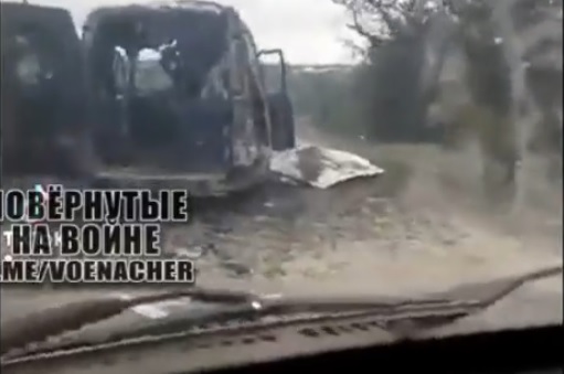 Warleaks 00078 Samochód 92 Brygady Sił Zbrojnych Ukrainy omijając zniszczone auto wysadził się na ukraińskiej minie.