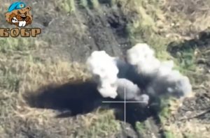 Warleaks 00423 Rosyjski dron uderza w schowanych żołnierzy ukraińskich