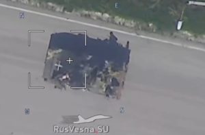 Warleaks 00425 Trafienie Lanceta w BWP Ukrainy, na którym siedzieli żołnierze