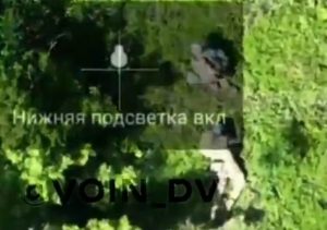 Warleaks 00446 Zrzut z drona granatu na czołgających się ukraińskich żołnierzy