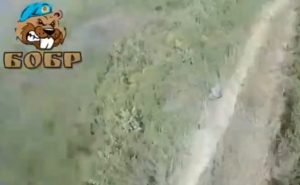 Warleaks 00452 Rosyjski dron FPV odnajduje i uderza w żołnierzy ukraińskich cz1