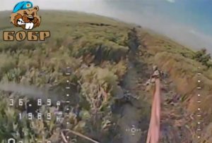 Warleaks 00453 Rosyjski dron FPV odnajduje i uderza żołnierzy ukraińskich cz2