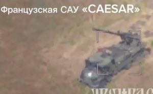 Warleaks 00499 Kierowca haubicy Cesar unikając trafienia rosyjskiego drona wypada z jezdni...