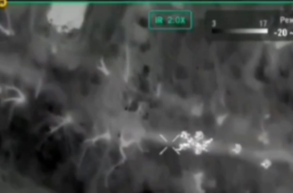Warleaks 00586 Zrzut z drona na ewakuujących rannego Rosjanina