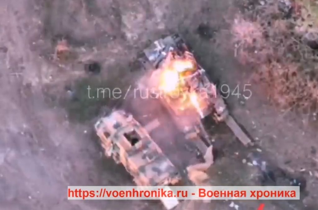 Warleaks 00601 Dopalanie unieruchomionych pojazdów ukraińskich przez drony rosyjskie