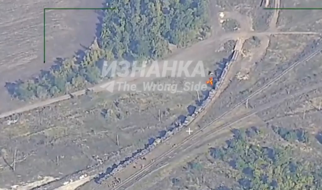 Warleaks 00602 Materiał filmowy przedstawiający uderzenie rosyjskich sił powietrzno-kosmicznych w pociąg przewożący sprzęt ukraińskich sił zbrojnych
