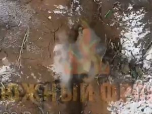 Warleaks 01003 Brutalność wojny - siedzą ludzie w zimnie i błocie a później giną bezsensownie - inni w tym czasie na jachtach i w pałacach