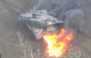 Warleaks 00796 Uszkodzenie atakującego czołgu Leopard 2 przez Rosjan i ich emocjonalny komentarz podczas obserwacji całej akcji z drona