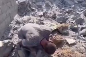 Warleaks 00827 Gaza. Ojciec czwórki dzieci na ruinach domu, które są poniżej...