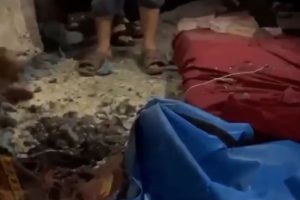 Warleaks 00848 Izraelski samolot zaatakował szkołę UNRWA. Osama bin Zayed w Al Saftawi. Szczątki dzieci pakowane są w worki