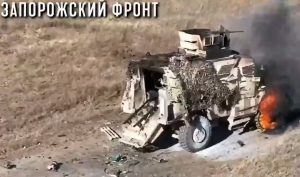 Warleaks 00917 Rosyjski dron filmuje płonący amerykański MAXXPRO