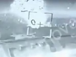 Warleaks 00942 Ukraińskie Siły Zbrojne obserwują, jak pocisk z naszego PPK dociera do ich M1126 Stryker