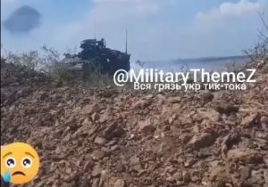 Warleaks 00952 Pomoc przy ewakuacji rannego żołnierza ukraińskiego z trafionego przez Rosjan Stryker'a