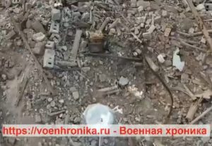 Warleaks 00953 Rosyjski dron wrzuca ładunek do kryjówki Ukraińców, a po jego detonacji grupa wchodzi aby kryjówkę zająć...