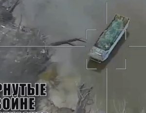 Warleaks 00955 Lancet niszczy transporter pływający u brzegu Dniepru