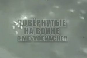 Warleaks 00999 Uderzenie pocisku wprost pod nogi wycofujących się żołnierzy ukraińskich w Krynkach