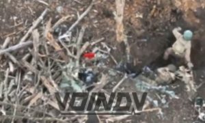 Warleaks 01022 Rosjanie podczas potyczki biorą jednego rannego Ukraińca jako jeńca