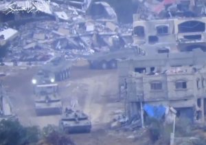 Warleaks 01154 Oddziały Hamasu strzelają z PPK Humvee IDF w północnym regionie Gazy, w mieście Beit Lahiya