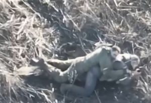 Warleaks 01155 Ukraińskie nagranie pokazujące próbę ewakuacji rannego Rosjanina przez innego Rosjanina pod ostrzałem