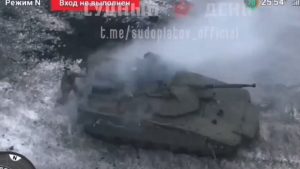 Warleaks 01160 Załoga i desant wozu CV90 ewakuuje się po trafieniu dronem