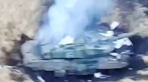 Warleaks 01176 Szwedzka wersja Leopard 2 - Strv122 płonie w kierunku Svatowo-Kremennaja