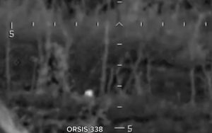 Warleaks 01191 Potrójny strzał snajperów rosyjskich w żołnierza ukraińskiego - dystans 1500 metrów
