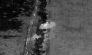 Warleaks 01193 Pod koniec nagrania centralne uderzenie pocisku artyleryjskiego w grupę ukraińskich żołnierzy
