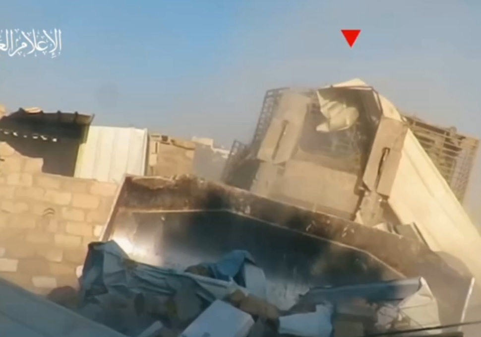 Warleaks 01404 Izraelski operator buldożera, który spychał siedliska palestyńskie dostał prosto w twarz granatem