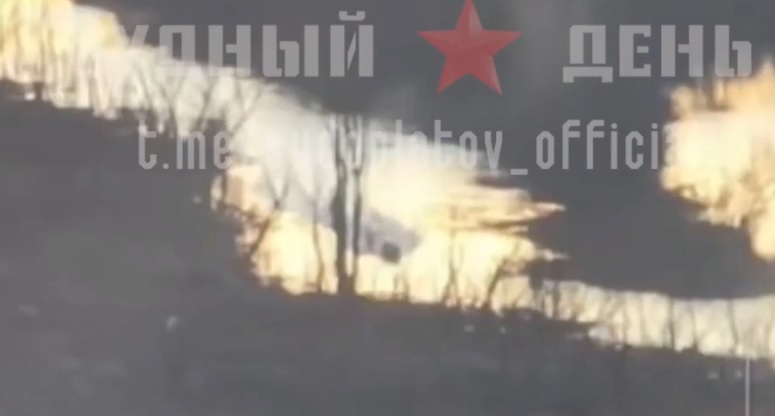 Warleaks 01433 Ukraińska łudź desantowa trafiona przy szybkim kursie przez artylerię