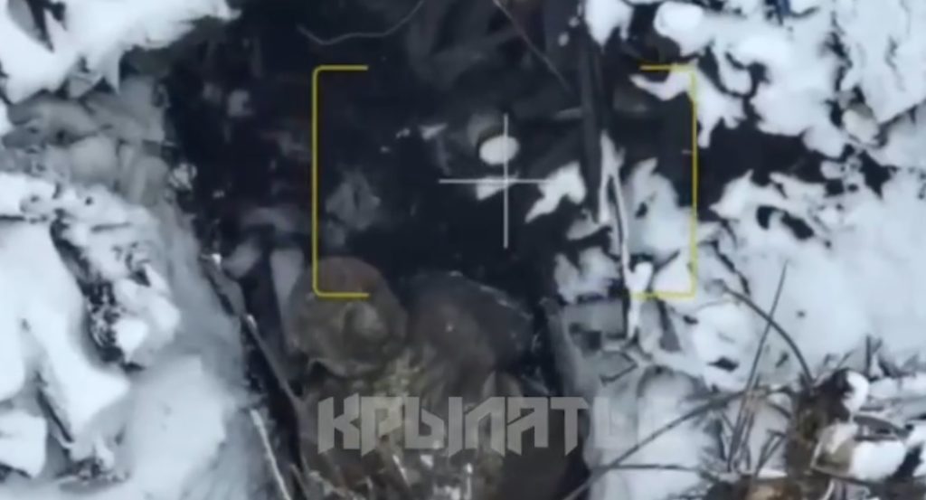 Warleaks 01435 Upadek dużego granatu-samoróbki powoduje, że ukraiński żołnierz znika