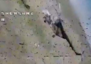 Warleaks 01644 Próba strącenia rosyjskiego helikoptera dronem FPV