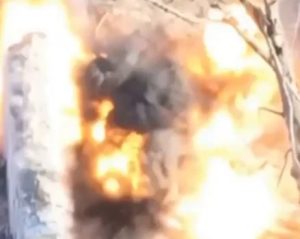 Warleaks 01650 Dron kamikadze eksploduje po tym jak kopnął go Ukrainiec