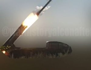 Warleaks 01751 Praca 300-mm MLRS „Tornado-S” przeciwko Ukraińcom w obwodzie kurskim. To jest broń precyzyjna