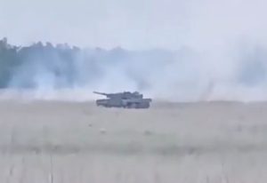 Warleaks 01966 Na stepie płonie niemiecki Leopard 2A4, front nie jest znany