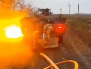 Warleaks 2465 Rosyjski dron wlatuje w ukraińską ekipę w amerykańskim Strykerze