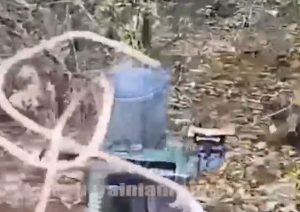 Warleaks 2472 Dron dociera do ukraińskiego moździerza tuż po jego wystrzale (dym z rury)