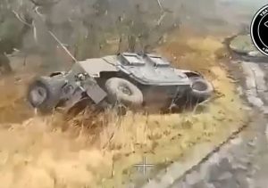 Warleaks 2490 Ukraiński HMMWV wjechał do rowu - dobija go rosyjski dron