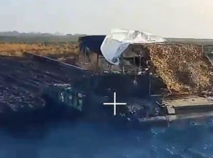 Warleaks 2511 Obwód kurski, obszar wsi Kremianna. Ataki dronów FPV na T-64BV i M2A2 17-tej brygady pancernej Sił Zbrojnych Ukrainy