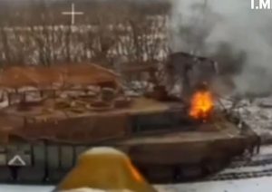 Warleaks 2532 Unieruchomienie i dobicie ukraińskiego Leoparda 2A6 (trójkąt na pancerzu wskazuje na obwód kurski)