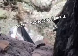 Warleaks 2547 Atak rosyjskiego drona na ukraińską ziemiankę - lament żołnierza, któremu zadano ranę w kolana