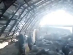 Warleaks 2579 Ukrainiec w hangarze próbuje strzelać do drona w ostatnich sekundach swojego życia