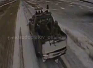 Warleaks 2599 Rosyjski dron dolatuje do ukraińskiego pickup'a wyposażonego w anteny przeciwko dronom