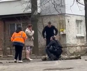 Warleaks 2609 Policyjny kopniak w twarz przywołał do porządku Ukraińca, który nie chciał rekrutacji