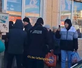 Warleaks 2616 W Izmaił (Ukraina) facet uciekł policji przed mobilizacją - reszta ludzi oczywiście go broniła