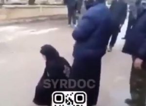 Warleaks 2673 Nowego syryjskiego ministra sprawiedliwości (CHWALONEGO PRZEZ DZIENNIKARZY I POLITYKÓW nato)  można było zobaczyć w dwóch filmach z linczu z 2015 r., podczas których nadzorowano egzekucję dwóch kobiet oskarżonych o prostytucję.