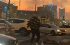 Warleaks 2675 Tak kapitał z zewnątrz prowokuje wojnę domową opłacając agentów - Polak kopnął Ukrainkę w plecy. Policja poradziła jej, aby nie pisała oświadczeń. Do zdarzenia doszło w Warszawie. Dziewczyna upomniała kierowcę za nieprawidłowe zaparkowanie samochodu. Skończyło się na tym, że spryskała go butelką z gazem w twarz.