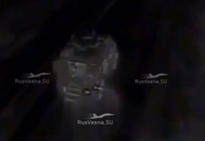 Warleaks 2697 Materiał filmowy z okolic Berdino, najpierw przybycie RPG na samochód pancerny Sił Zbrojnych Ukrainy, a potem natychmiast FPV